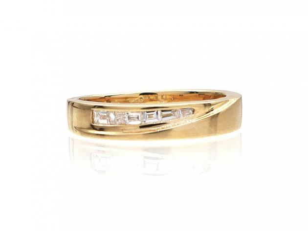Baguette cut diamond crossover wedding ring in 18kt gold