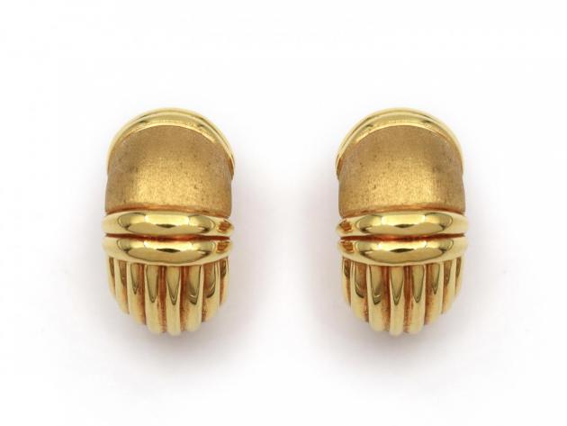 Retro statement half hoop earrings in 18kt yellow gold