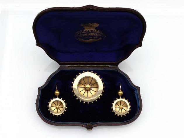 1890s yellow gold and black enamel demi-parure