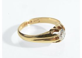 Antique diamond solitaire signet ring in 18kt yellow gold
