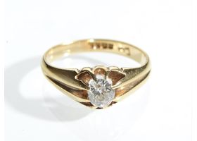 Antique diamond solitaire signet ring in 18kt yellow gold