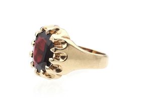 1970s 9kt yellow gold and almandine garnet ring