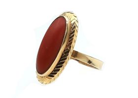1970s oval coral dress ring in 18kt yellow gold