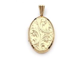 1967 chaised oval locket in 9kt yellow gold
