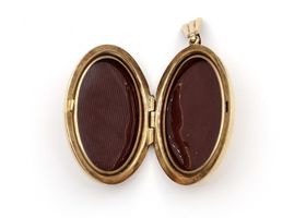 1967 chaised oval locket in 9kt yellow gold