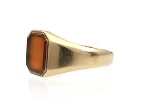 1940s carnelian signet ring in 9kt yellow gold