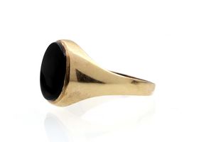 Vintage oval onyx signet ring in 9kt yellow gold