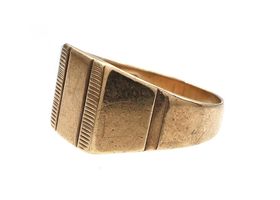 1973 square signet ring in 9kt yellow gold