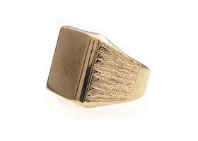 1973 heavy rectangular signet ring in 9kt yellow gold