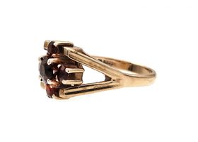 1970 garnet cluster ring in 9kt yellow gold