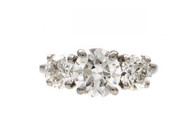 Graduating three stone diamond engagement ring in platinum