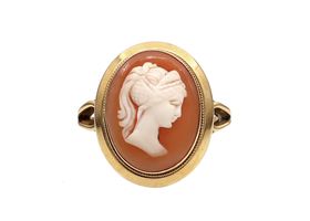 Vintage shell cameo portrait of a lady ring in 18kt yellow gold