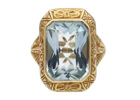 Art Nouveau carved 18kt yellow gold and aquamarine ring