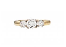 Graduating three stone diamond ring in 18kt yellow gold